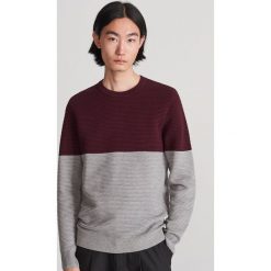 Sweter z prążkowanej dzianiny - Bordowy. Czerwone swetry męskie Reserved, s, bez wzorów, z dzianiny, bez kołnierzyka, bez kaptura. Za 119,99 zł.