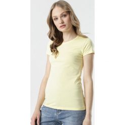 Żółty T-shirt Echolaira. Żółte t-shirty damskie Born2be, s, bez wzorów, sportowe, z okrągłym kołnierzem, z krótkim rękawem. Za 34,99 zł.