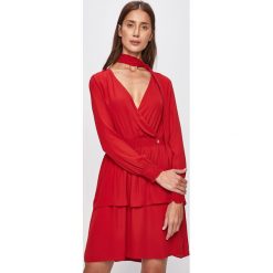 Trussardi Jeans - Sukienka. Czarne sukienki damskie Trussardi Jeans, na co dzień, s, bez wzorów, z poliesteru, casualowe, z włoskim kołnierzykiem, z długim rękawem, długie, maxi, rozkloszowane. W wyprzedaży za 479,90 zł.
