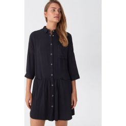 Koszulowa sukienka oversize - Czarny. Czarne sukienki damskie House, xs, bez wzorów, z koszulowym kołnierzykiem, bez rękawów, koszulowe. W wyprzedaży za 39,99 zł.
