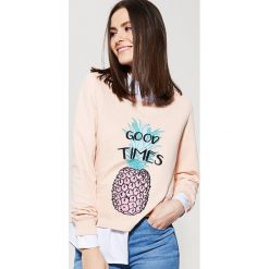 Bluzy damskie: Krótka bluza z cekinową aplikacją – Różowy
