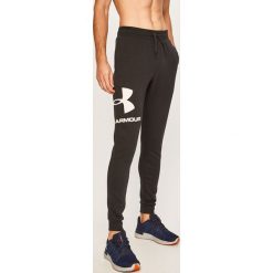 Under Armour - Spodnie. Czarne spodnie męskie Under Armour, m, z nadrukiem, z bawełny. W wyprzedaży za 169,90 zł.