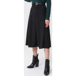 Czarna Spódnica Marston. Czarne spódniczki damskie Born2be, s, w paski, z dzianiny, z podwyższonym stanem, midi, rozkloszowane. Za 79,99 zł.