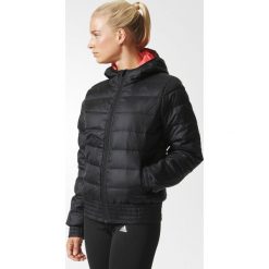 DAMSKA KURTKA PUCHOWA ADIDAS BOMBER (XXS). Różowe kurtki damskie Adidas, s, bez wzorów, z poliesteru, bez kaptura. W wyprzedaży za 299,99 zł.