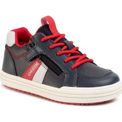 Sneakersy GEOX - J Elvis A J02A4A 000BU C0735 S Navy/Red. Niebieskie trampki chłopięce Geox, bez wzorów, ze skóry ekologicznej, na sznurówki. W wyprzedaży za 159,00 zł.