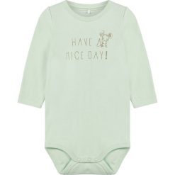 Body "Urbe" w kolorze miętowym. Zielone body niemowlęce marki name it girls, z nadrukiem, z bawełny, bez rękawów. W wyprzedaży za 32,95 zł.