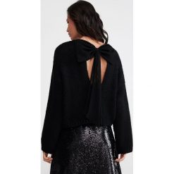 Sweter z kokardą na plecach - Czarny. Czarne swetry damskie Reserved, s, bez wzorów, bez rękawów, bez kaptura. Za 119,99 zł.