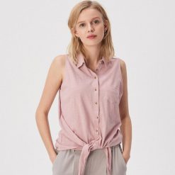 Koszulowa bluzka - Różowy. Różowe bluzki damskie Sinsay, s, bez wzorów, z koszulowym kołnierzykiem, bez rękawów. Za 24,99 zł.