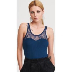 Top z koronką - Niebieski. Niebieskie topy damskie Reserved, s, w koronkowe wzory, z koronki, bez kołnierzyka. Za 39,99 zł.