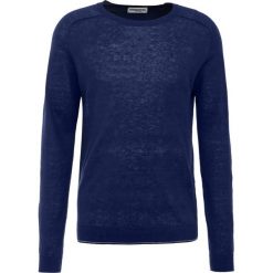 Essentiel Antwerp KNEWEST Sweter blue. Niebieskie swetry klasyczne męskie Essentiel Antwerp, m, ze lnu. W wyprzedaży za 369,50 zł.