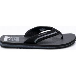 New Balance - Japonki. Czarne kapcie męskie z materiału. W wyprzedaży za 79,90 zł.
