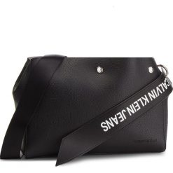 Torebka CALVIN KLEIN JEANS - Logo Banner Shoulder Bag K40K400825 001. Czarne listonoszki damskie Calvin Klein Jeans, z jeansu. Za 599,00 zł.