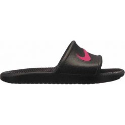 KLAPKI KAWA SHOWER (GS). Czarne klapki damskie Nike, w paski, z syntetyku, bez obcasa. W wyprzedaży za 69,99 zł.