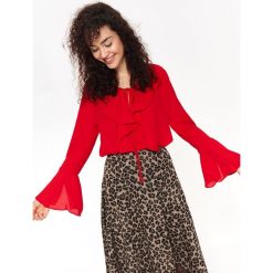 Bluzka damska w intensywnym kolorze z falbanami przy dokolcie i rękawach. Czerwone bluzki damskie Top Secret, bez wzorów, eleganckie, z koszulowym kołnierzykiem, bez rękawów. W wyprzedaży za 39,99 zł.