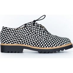 Sznurowane półbuty oksfordki - skóra naturalna - model 258 - kolor czarno-białe kwadraty. Czarne półbuty damskie Zapato, z kwadratowym noskiem, bez obcasa, na sznurówki. W wyprzedaży za 269,10 zł.