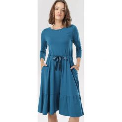 Ciemnoniebieska Sukienka Vivialin. Niebieskie sukienki damskie Born2be, na lato, xl, bez wzorów, bez kołnierzyka, bez rękawów. Za 79,99 zł.