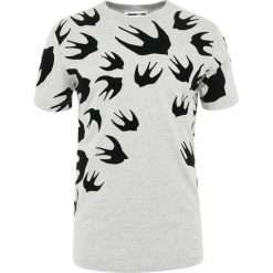 McQ Alexander McQueen CREW TEE Tshirt z nadrukiem mercuri melange. Szare t-shirty męskie z nadrukiem McQ Alexander McQueen, m, z bawełny. Za 759,00 zł.