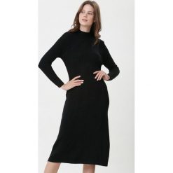 Czarna Sukienka Laylah. Czarne sukienki damskie Born2be, s, prążkowane, eleganckie, z golfem, długie, midi, dopasowane. Za 169,99 zł.