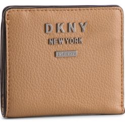 Mały Portfel Damski DKNY - R91ZHB08 Latte LAT. Pomarańczowe portfele damskie DKNY, bez wzorów, ze skóry. W wyprzedaży za 239,00 zł.