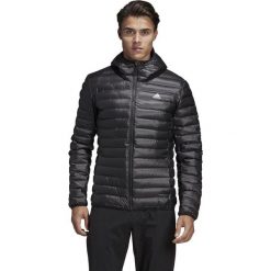 MĘSKA KURTKA PUCHOWA ADIDAS VARILITE Z KAPTUREM (S). Pomarańczowe kurtki męskie Adidas, na zimę, s, bez wzorów, z poliesteru, z kapturem. W wyprzedaży za 369,99 zł.