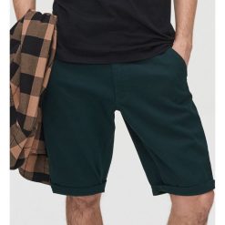 Gładkie szorty - Khaki. Brązowe spodenki i szorty męskie Cropp, bez wzorów. W wyprzedaży za 48,99 zł.
