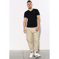 T-Shirt Orlovski V-neck Czarny Red. Czerwone t-shirty męskie Edward Orlovski, m, bez wzorów, z bawełny, eleganckie, z włoskim kołnierzykiem. Za 29,00 zł.
