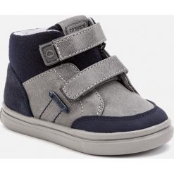 Mayoral - Buty dziecięce 19-25. Szare trampki chłopięce Mayoral, bez wzorów, z elastanu, sportowe, z okrągłym noskiem, bez zapięcia. W wyprzedaży za 129,90 zł.