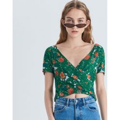 Krótka bluzka z kopertowym dekoltem - Zielony. Zielone bluzki damskie Cropp, s, bez wzorów, bez kołnierzyka, z krótkim rękawem. Za 39,99 zł.