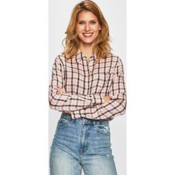 Wrangler - Koszula. Różowe bluzki damskie Wrangler, na co dzień, s, bez wzorów, z wiskozy, klasyczne, z klasycznym kołnierzykiem, z długim rękawem. W wyprzedaży za 119,90 zł.