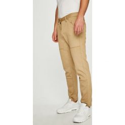 G-Star Raw - Spodnie. Szare spodnie męskie G-Star RAW, na co dzień, bez wzorów, z bawełny, retro. W wyprzedaży za 279,90 zł.