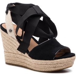 Espadryle UGG - W Shiloh 1100974 W/Blk. Czarne espadryle damskie marki Ugg, bez wzorów, ze skóry, bez obcasa, na obcasie. Za 599,00 zł.