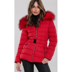 Czerwona Kurtka Saanvi. Czerwone kurtki damskie Renee, na zimę, s, w paski, długie, bez kaptura. Za 219,99 zł.