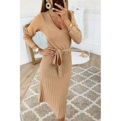 Sukienka KAMIRA BEIGE. Brązowe sukienki damskie Sukienka KAMIRA BEIGE, na co dzień, uniwersalny, bez wzorów, z dzianiny, bez kołnierzyka, bez rękawów. W wyprzedaży za 59,00 zł.