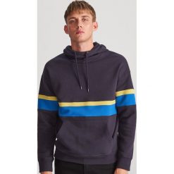 Bluza z kolorowymi wstawkami - Granatowy. Niebieskie bluzy męskie Reserved, s, w kolorowe wzory. W wyprzedaży za 39,99 zł.