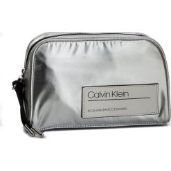 Kosmetyczka CALVIN KLEIN - Bind Cosmetic Bag Met K60K605467 081. Szare kosmetyczki męskie Calvin Klein, bez wzorów, z tkaniny. Za 179,00 zł.