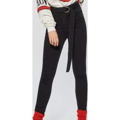 Jeansy HIGH WAIST - Czarny. Czarne spodnie damskie z wysokim stanem marki Cropp, z jeansu. Za 119,99 zł.