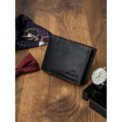 Czarny skórzany portfel męski poziomy 100% skóra. Czarne portfele męskie producent niezdefiniowany, bez wzorów, ze skóry. Za 32,90 zł.