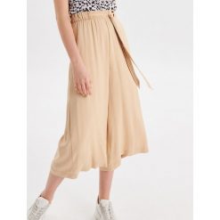 Lekkie spodnie culotte z wiskozy - Beżowy. Brązowe spodnie damskie Cropp, z wiskozy. Za 89,99 zł.