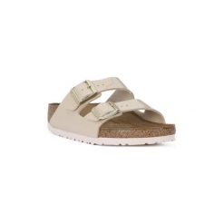 Klapki Birkenstock ARIZONA SAND. Brązowe klapki damskie Birkenstock, bez wzorów, bez obcasa. Za 355,62 zł.