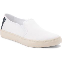 Tenisówki TOMMY JEANS - Light Slip On EM0EM00152 White 100. Białe półbuty męskie Tommy Jeans, bez wzorów, z jeansu, bez zapięcia. W wyprzedaży za 209,00 zł.