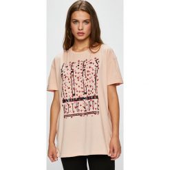 Trussardi Jeans - Top. Różowe topy damskie marki Trussardi Jeans, s, z nadrukiem, z bawełny, z okrągłym kołnierzem. W wyprzedaży za 119,90 zł.