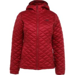 The North Face THERMOBALL Kurtka Outdoor rumba red. Czerwone kurtki damskie softshell The North Face, l, z materiału, outdoorowe. Za 899,00 zł.