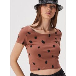 Krótki t-shirt ze wzorem - Fioletowy. Fioletowe t-shirty damskie Sinsay, s, bez wzorów, bez kołnierzyka. W wyprzedaży za 9,99 zł.