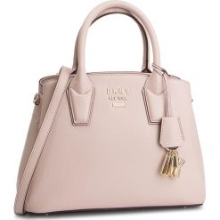 Torebka DKNY - Hutton Th Satchel R84DA847 Iconic Blush 3IB. Różowe torebki klasyczne damskie DKNY, bez wzorów, ze skóry, klasyczne, bez dodatków. W wyprzedaży za 639,00 zł.