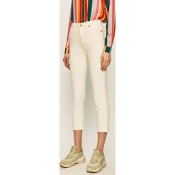 Pepe Jeans - Jeansy Dion. Białe jeansy damskie Pepe Jeans, z aplikacjami, z elastanu, z podwyższonym stanem. W wyprzedaży za 239,90 zł.