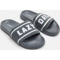Klapki z napisem - Szary. Szare klapki damskie Cropp, z napisami, bez obcasa. W wyprzedaży za 34,99 zł.