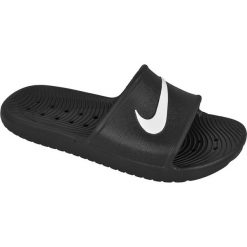 Czarne Klapki Nike Sportswear Kawa Shower M 832528-001. Czarne klapki męskie Nike, w paski, z materiału. W wyprzedaży za 129,00 zł.