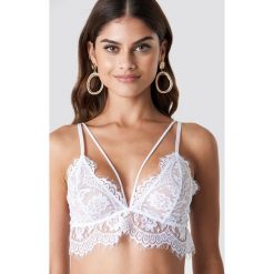 NA-KD Lingerie Biustonosz z podwójnym paskiem - White. Białe biustonosze bardotka NA-KD Lingerie, w koronkowe wzory, z koronki. Za 72,95 zł.
