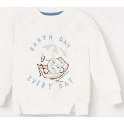 Dzianinowa bluza dresowa z nadrukiem - Kremowy. Białe bluzy męskie Reserved, z nadrukiem, z dzianiny, bez kołnierzyka, bez rękawów, bez kaptura. W wyprzedaży za 35,99 zł.