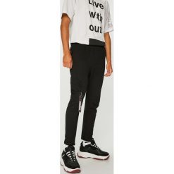 Answear - Spodnie Manifest Your Style. Czarne spodnie męskie ANSWEAR, xl, bez wzorów, z bawełny. W wyprzedaży za 89,90 zł.